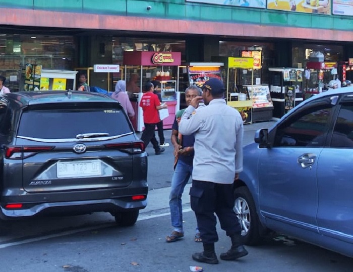 Kemacetan Abadi di Sudirman: Pasar Buah Pekanbaru Kebal Aturan, Parkir Berlapis Kian Menjadi