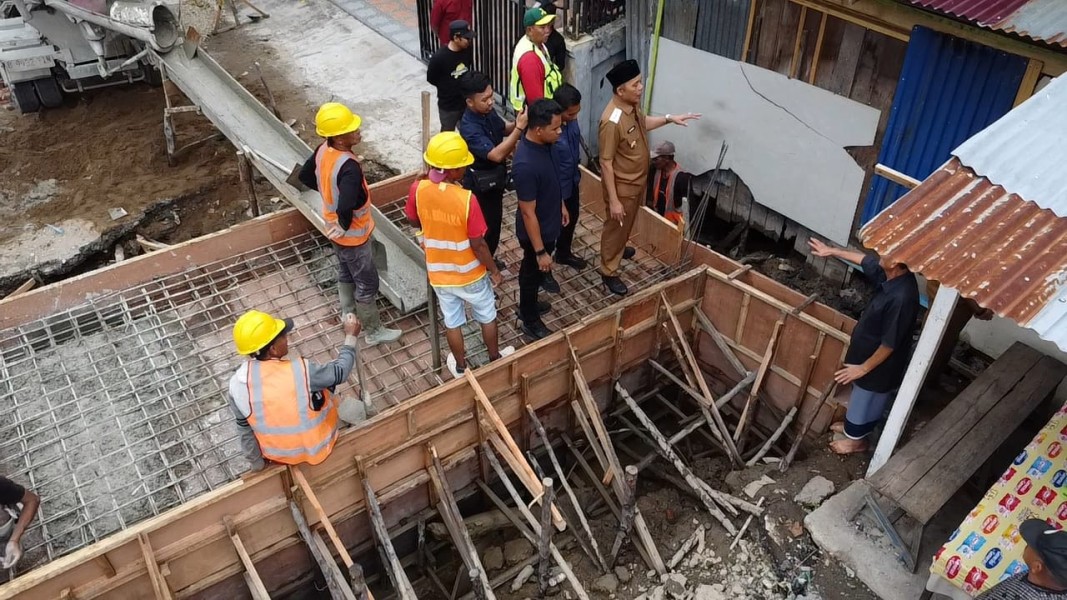 Antisipasi Banjir, Bupati Inhil Turun ke Jalan Tinjau Langsung Pembangunan Drainase