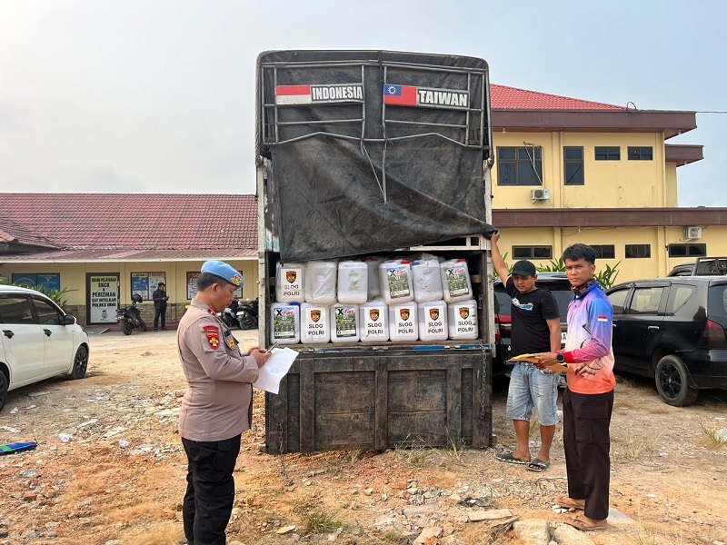 Mabes Polri Suntik Polres Inhu 4.000 Liter X Fire 01 demi Jinakkan Karhutla Gambut