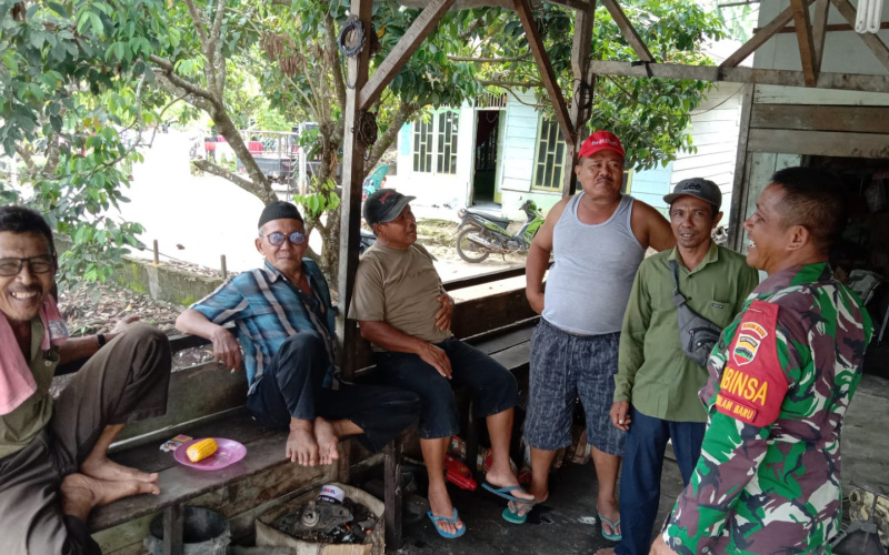 Jaga Ketertiban Wilayah, Babinsa Gelar Komsos di Basilam Baru