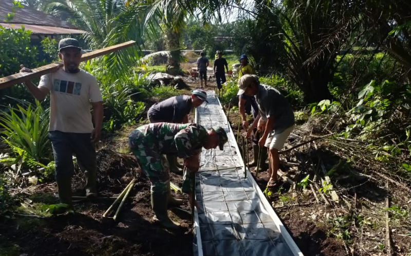 Babinsa Koramil 03 Tampak Kompak Gotong Royong Bersama Warga