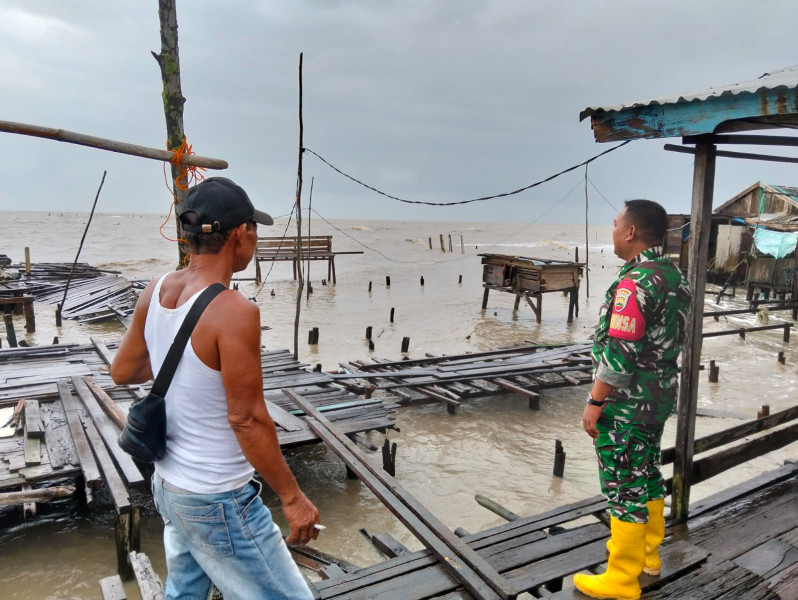 Antisipasi Banjir,  Babinsa Kuala Selat Koramil 06/Kateman Monitoring Curah Hujan dan Debit Air Pasang