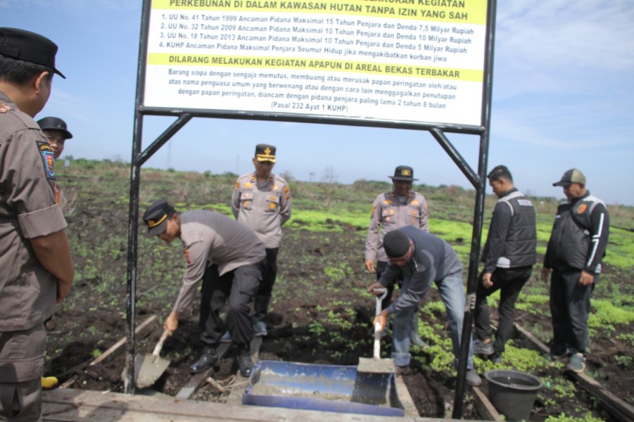 Pasang 24 Plang Peringatan Karhutla, Simbolis di Desa Rawa Asri Kuala Cenaku