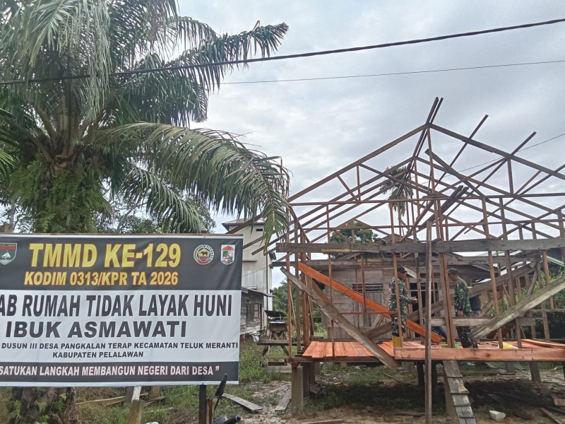 Masuki Hari Ke empat, Pembangunan Rumah Ibu Asmawati Di TMMD KE-129 Kodim 0313/KPR Tembus 25 Persen