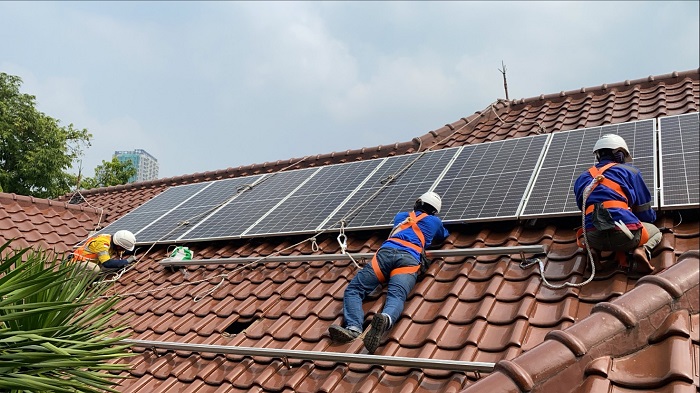 Matahari yang Digembok Birokrasi: Menagih Nyali Pemerintah di Balik Karut-Marut PLTS Atap