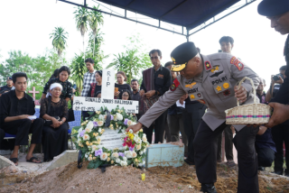Pemakaman Penuh Haru Iptu (Anm) Donald Junus, Pahlawan Karhutla Riau