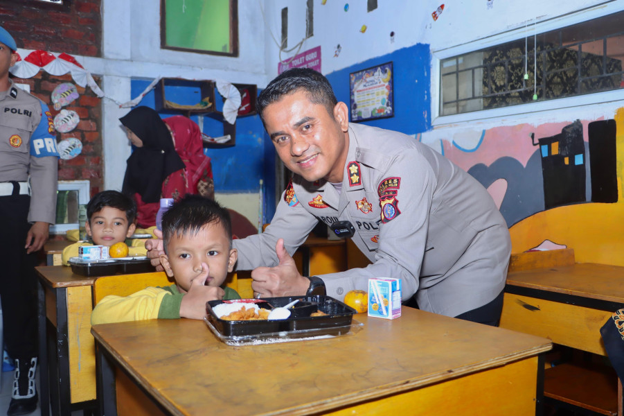 Polres Inhil Bagikan Makan Bergizi Gratis di SD IT Ziqra, Dukung Program Presiden