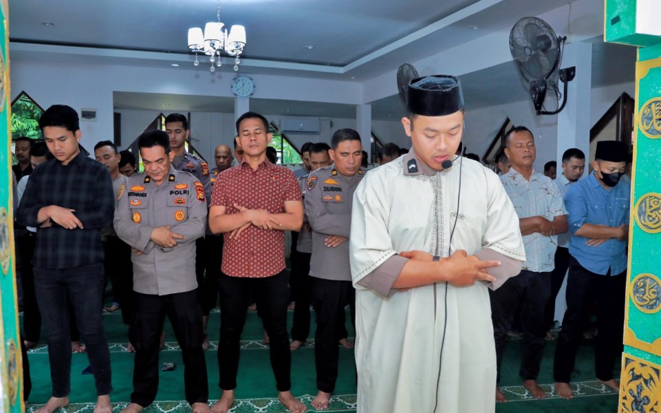 Polres Inhil Sholat Ghaib untuk 3 Personel Polda Lampung yang Gugur Tertembak