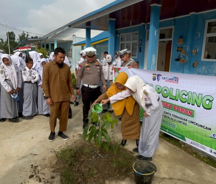 Melalui Police Go To School, Satlantas Polres Pelalawa Sosialisasikan Green Policing di SMAN Bernas