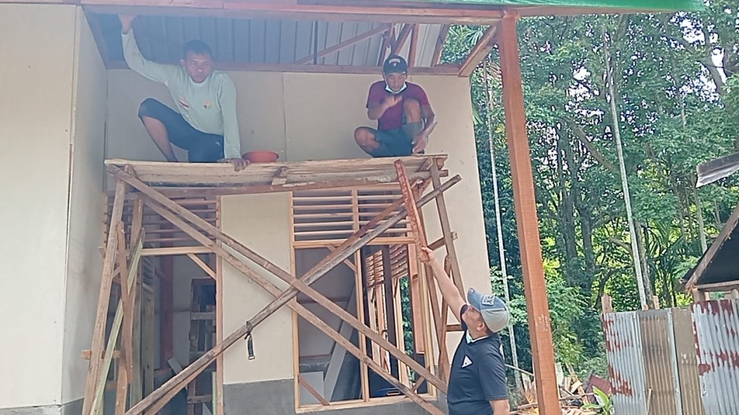 Kejar Target Penyelesaian, Satgas TMMD Ke-129 Kodim 0102/Pidie Pasang Plafon dan Cat Kusen RTLH Sasaran 3 Milik Muhammad Amin