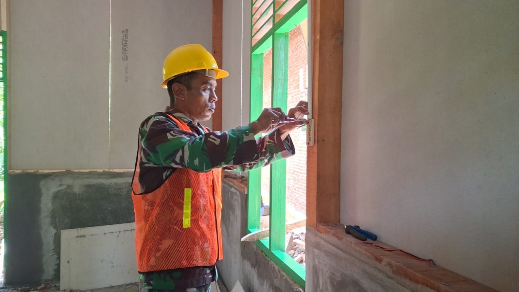 Rehab RTLH Sasaran Fisik TMMD Ke-129 Kodim 0102/Pidie Berlanjut, Instalasi Listrik Mulai Dipasang