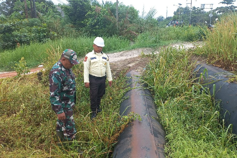 Sertu Roni Sandra Patroli di Wilayah Pipa Minyak PT Pertamina