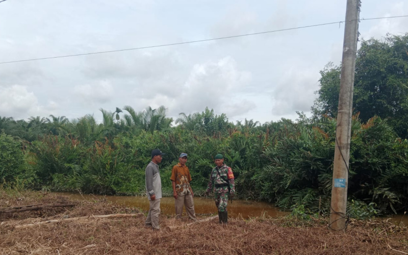 Patroli Karhutla di Sei Geniot oleh Babinsa Koramil 03