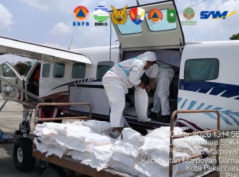 Hujan Buatan vs Karhutla di Riau, 4 Ton Garam Disemai, Izin Helikopter Terjegal Birokrasi