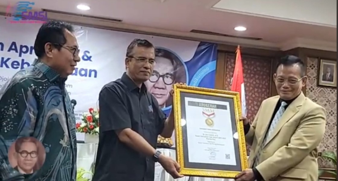 SMSI Pusat Serahkan Anugerah Sahabat Pers Kepada Dua Tokoh Riau