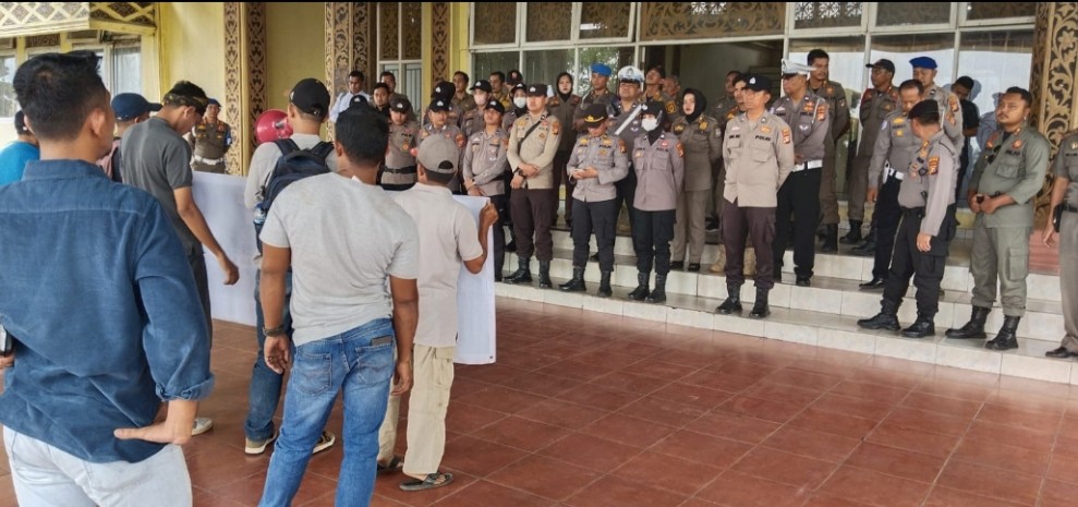 Bupati Umroh, Masyarakat Kelurahan Pelalawan Demo ke Pekanbaru, Minta DPRD Riau Ambil Alih Perundingan Tanaman Kehidupan dari Pemkab