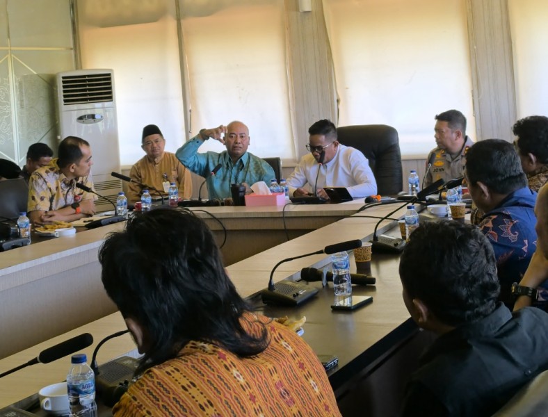 Terima Audiensi Warga Desa Kesuma, Bupati Pelalawan Tegaskan TBS Dipastikan Tetap Diterima