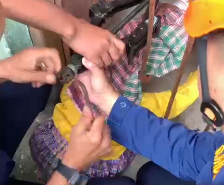 Kepala Anak Tersangkut di Terali Pagar, Begini Aksi Sigap Damkar Pekanbaru