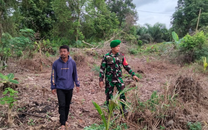 Edukasi Pencegahan Karhutla oleh Babinsa di Kelurahan Bukit Timah