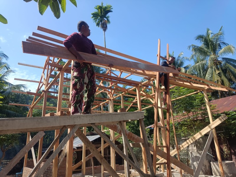 Kerangka Rumah Umar Amin Berdiri Kokoh, Satgas TMMD ke-129 Kodim 0102/Pidie Wujudkan Hunian Layak