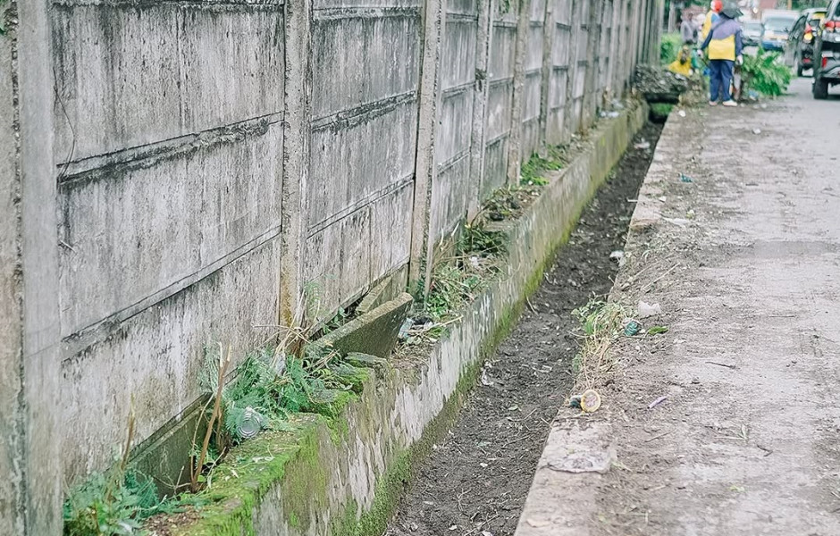 Tersendat Akibat Sedimen, Dinas PUPR Pekanbaru Lakukan Pemeliharaan dan Pembersihan Drainase di Jalan Diran