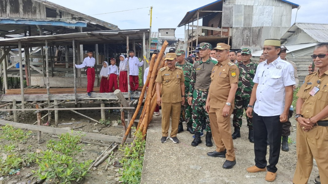 Tinjau Bangunan SDN 004 Desa Sungai Laut, Bupati Inhil: Pemkab Inhil Komitmen Lakukan Perbaikan