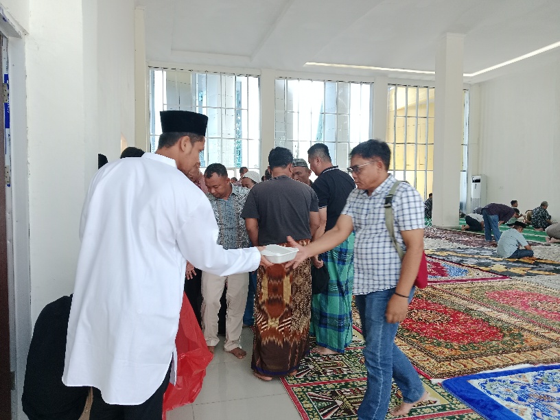 Setiap Jumat, Masjid Almaqari Pekanbaru Bagikan Nasi Berkah untuk Ratusan Jamaah