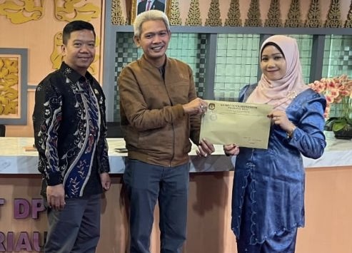SK Penetapan Gubernur dan Wakil Gubernur Riau Diserahkan ke DPRD