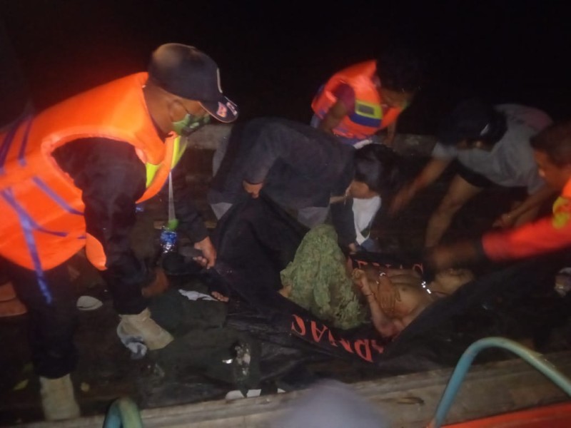 Tergilas As Pompong, Petugas BPBD Inhil Evakuasi Korban di Perairan Sungai Dusun