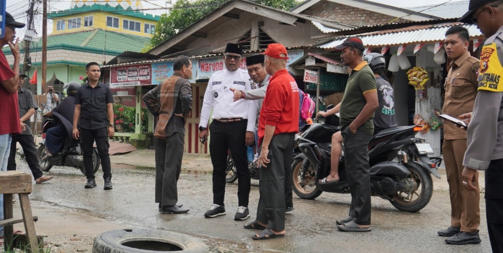 Tinjau Kondisi Drainase di BTN Lama, Zukri Ajak Warga Jaga Kebersihan