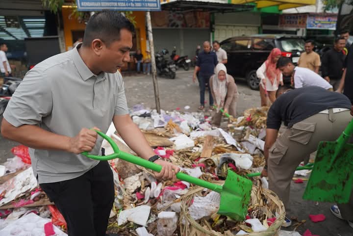 Agung Nugroho Kerahkan ASN dan Kader Demokrat Bersihkan Sampah di Pekanbaru
