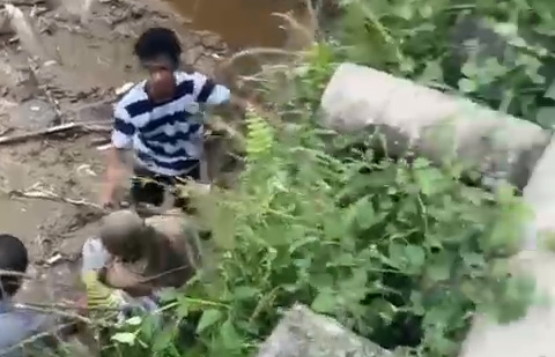 Viral Ibu dan Anak Kecebur ke Parit Berlumpur Akibat Jembatan Rusak di Inhil