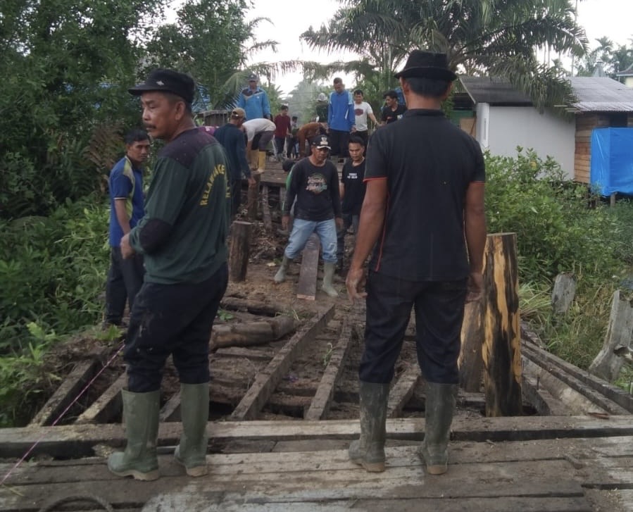 Solidaritas Warga Teluk Kiambang, Perbaiki Jembatan Penghubung Desa ke Kabupaten