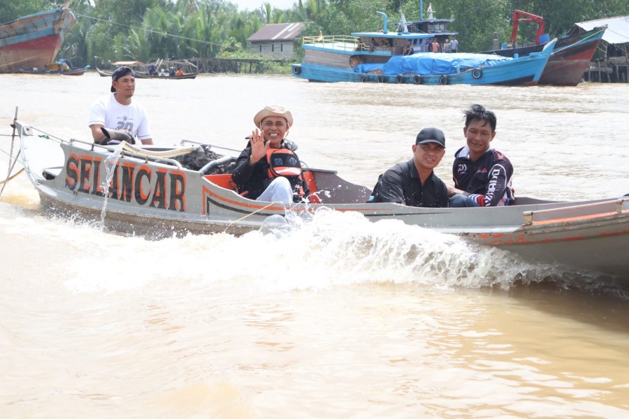 Milad Inhil ke-61, Bupati Inhil Resmikan Pacu Pompong di Jembatan Getek Sungai Luar
