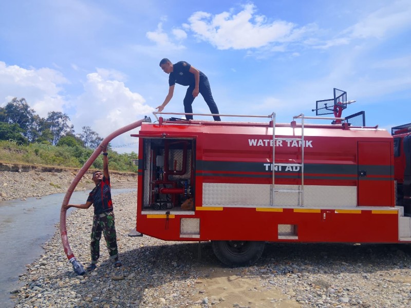 Satgas TMMD Ke-129 Kodim 0102/Pidie Salurkan Air Bersih dengan Water Tank TNI AD untuk Santri dan Warga