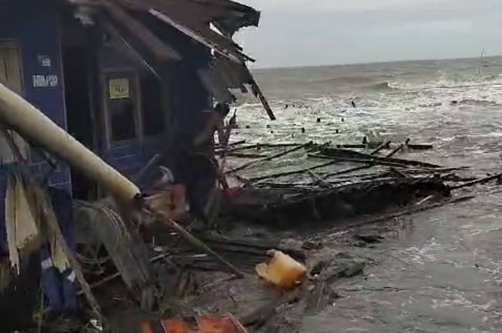 Gelombang Pasang Landa Desa Kuala Selat, Rumah dan Kebun Warga Terdampak