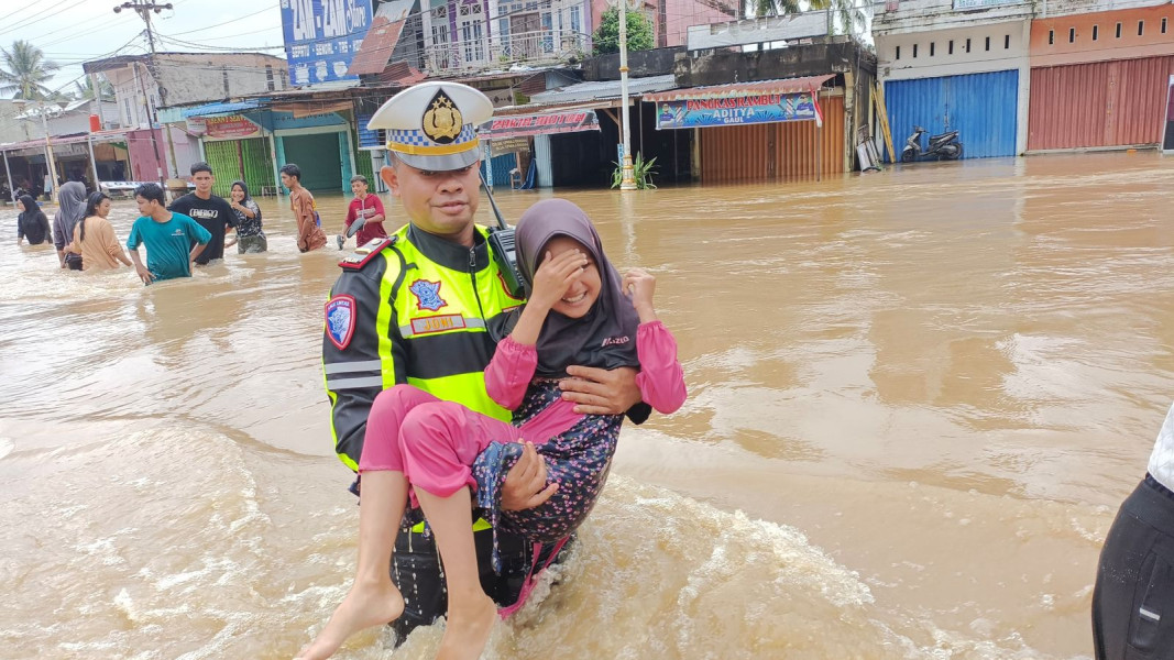 Sungai Batang Lubuh Meluap, Jalan Menuju Kota Pasir Pengaraian Terendam Banjir