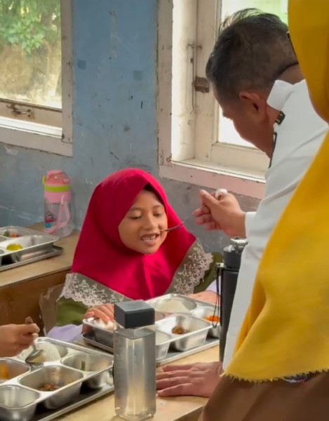 Bupati Zukri Tinjau Peluncuran Program MBG di SDN 005 Desa Makmur