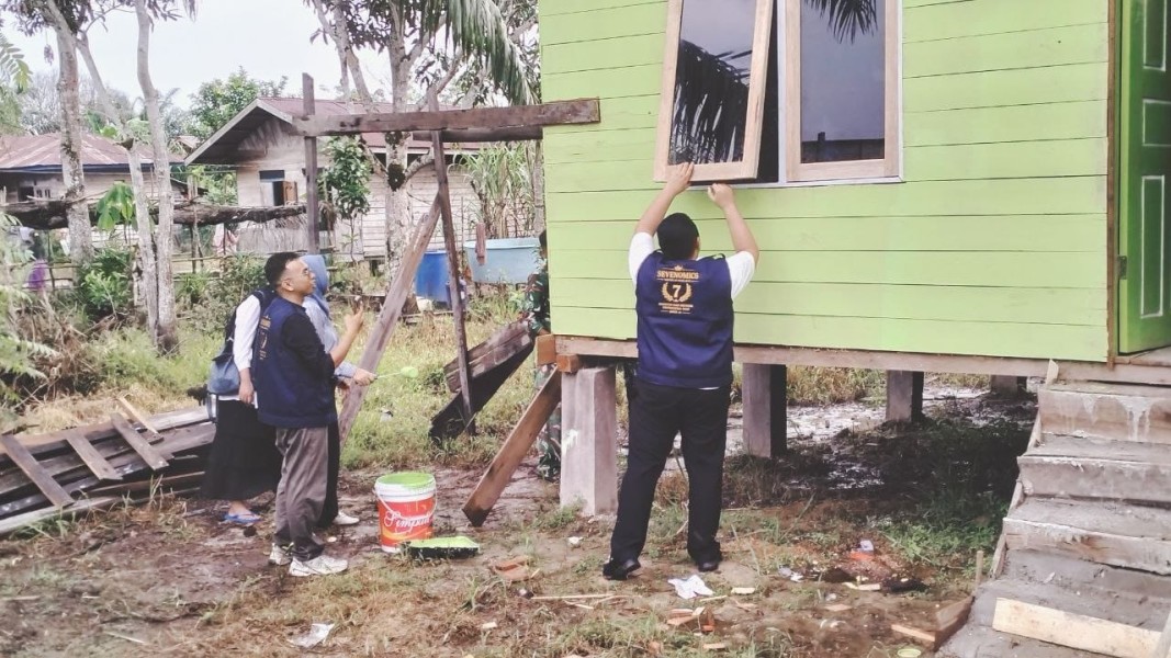 Perkuat Kemanunggalan dan Gotong Royong, Satgas TMMD ke-129 Kodim 0313/KPR Bersama Mahasiswa UNRI Pulas Rumah Bapak Dedi
