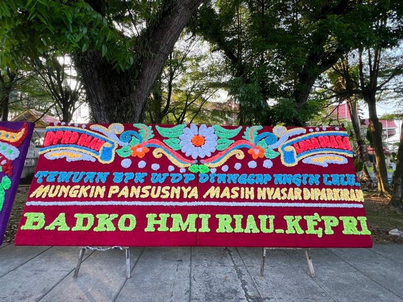Karangan Bunga Cipayung Plus Sesaki Gedung DPRD Riau Desak Pembentukan Pansus LHP BPK RI