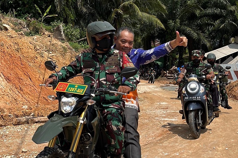 Aksi Pj Sekda Pekanbaru Trabasan Naik Trail, Cek Proyek TNI yang Bikin Warga Girang!