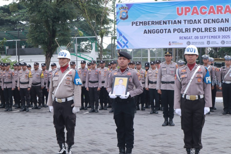 Terjerat Kasus Penipuan, Oknum Polisi Dipecat, Kapolres Inhu Pimpin Upacara PTDH