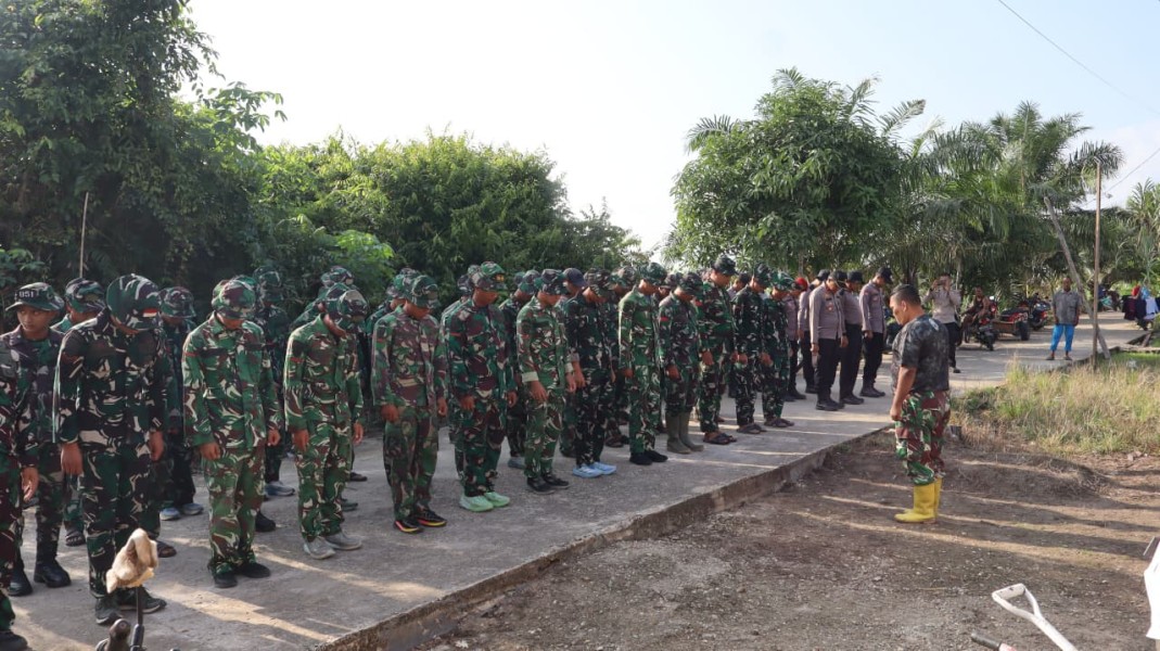 Awali Tugas Dengan Disiplin, Lettu Inf Feby Harahap Pimpin Apel Pagi, Berikan Arahan Dan Semangat Kepada Tim Satgas TMMD