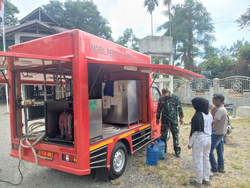 Air Minum Gratis Mengalir di Posko TMMD, Dandim 0102/Pidie: Kehadiran TNI Harus Memberi Solusi bagi Rakyat