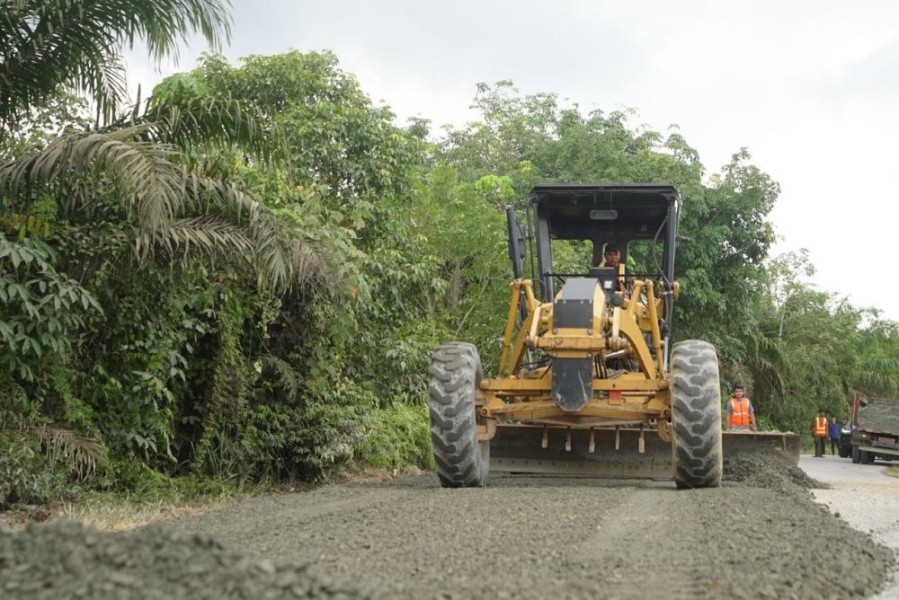 Tim Percepatan Perbaikan Jalan Riau Mulai Bergerak Perbaiki Infrastruktur Rusak