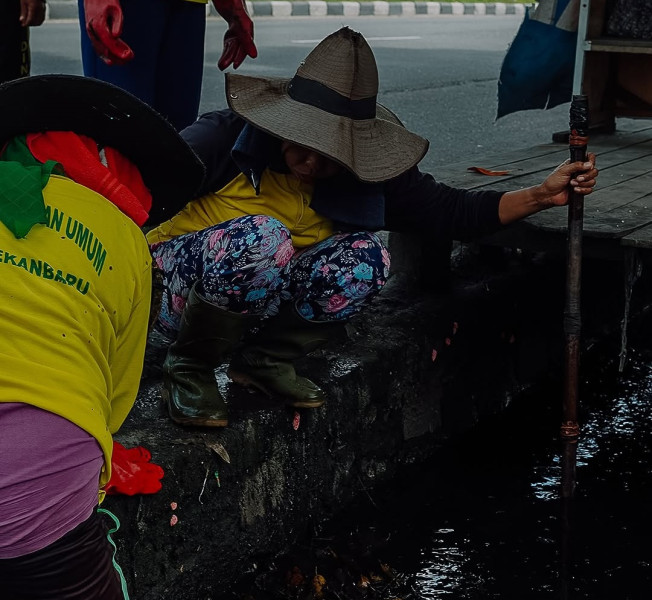 Cegah Banjir di Jalan HR Soebrantas, Dinas PUPR Kota Pekanbaru Normalisasi dan Bersihkan Drainase
