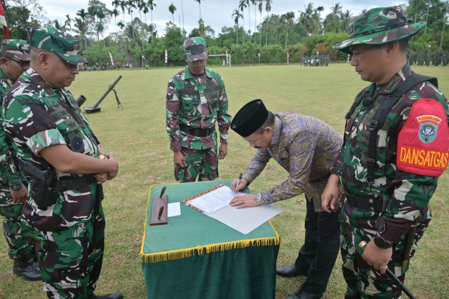 Dansatgas TMMD ke-129 Kodim 0102/Pidie Bersama Bupati Tanda Tangani Naskah Serah Terima, Seluruh Sasaran Rampung 100 Persen