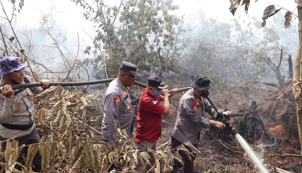 Termonitor di Dashboard Lancang Kuning, Kapolres Pealawan Pimpin Mitigasi Karhutla di Teluk Meranti
