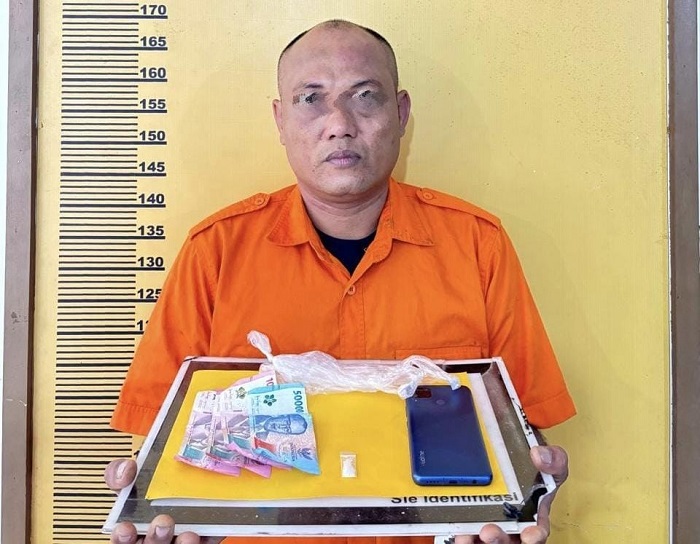 Oknum Satpol PP Inhu Diciduk Polisi Saat Asyik Nyantai di Teras Rumah