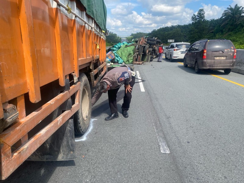 Kecelakaan di Tol Pekanbaru Dumai Fuso Tabrak Colt Diesel
